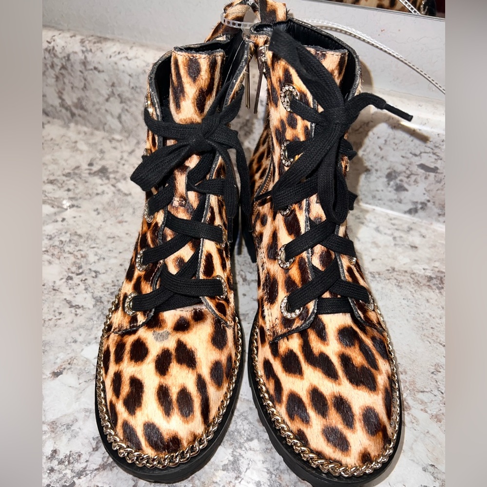 Gianni Bini Lyone Leopard Print Calf Hair Chained Mobwife Chunky Combat Boot - Picture 1 of 7